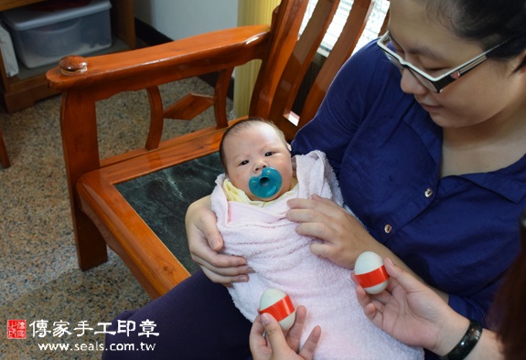 張寶寶(台中南屯區到府嬰兒寶寶滿月剃頭理髮、免費到府嬰兒剃胎毛儀式吉祥話)。到府剃頭剃胎毛主持、專業拍照、DVD光碟、證書。★購買「臍帶章、肚臍章、胎毛筆刷印章」贈送：剃頭、收涎、抓周，三選一。2015.11.03 照片4
